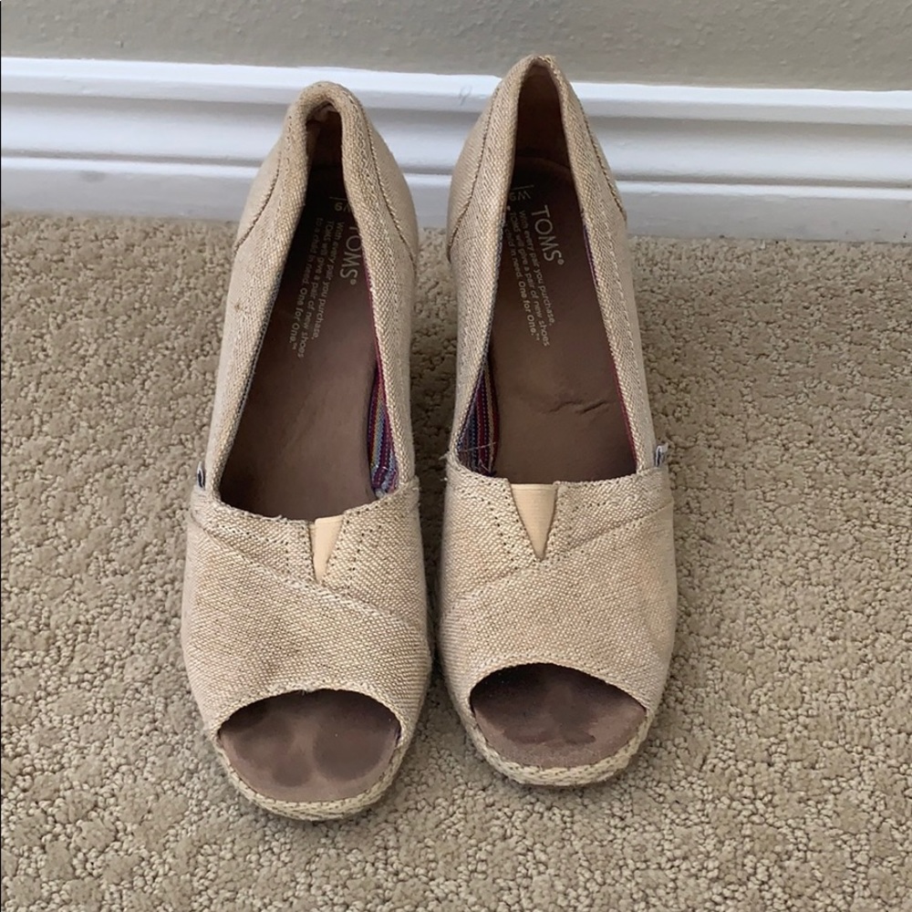TOMS tan cork wedges / heel